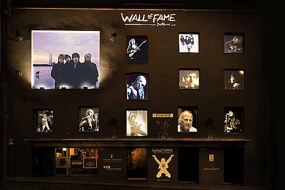 The Wall Of Fame in Dublin Temple Bar shows some of the most famous irish artists which originate from Dublin
